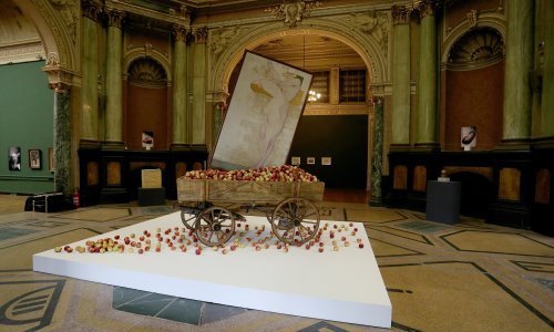 Neka jedu kolače: Mračna strana hrane u zagrebačkom Umjetničkom paviljonu