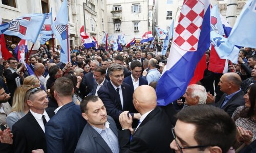 Veliki HDZ-ov skup u Splitu: Okupili se ministri, redali se govori, a na 'marginama' skupa i Kerum