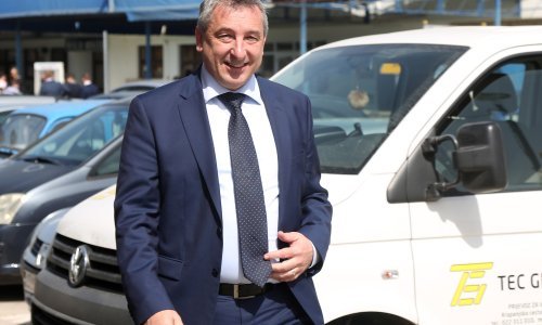 [VIDEO] Štromar bježao od novinara pa skoro ušao u pogrešan automobil