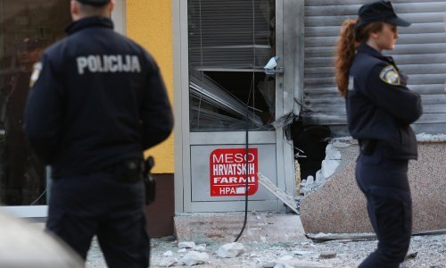 [FOTO] Eksplozija na tržnici Gajnice, oštećena škrinja u Peradarstvu Blagus i parkirani kamion