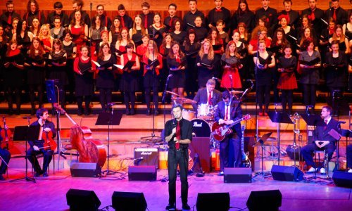 Swingersi omotali Lisinski božićnim ruhom