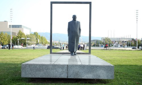 Vandali nacrtali kukasti križ na spomenik Većeslava Holjevca