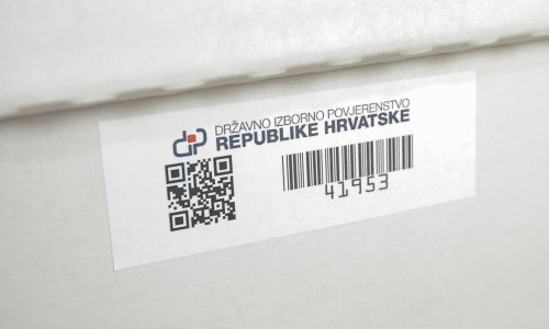 U veleposlanstvo su birači došli sa četiri autobusa