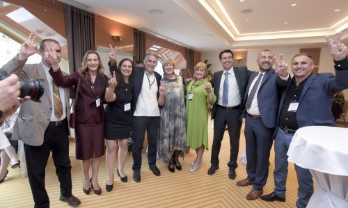 Ludnica kod Suverenista: Ore se domoljubne pjesme, u stožeru Bujanec, Božidar Alić...