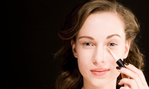 Ovo je najčešća greška koju radite nakon što nanesete korektor, a koja dodaje godine