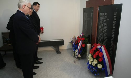 Polupane ploče s imenima Hrvata ubijenih 1992.