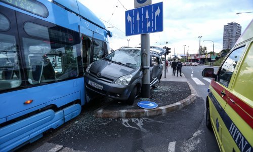 Neobična nesreća u Zagrebu: Tramvaj zgnječio automobil uz stup