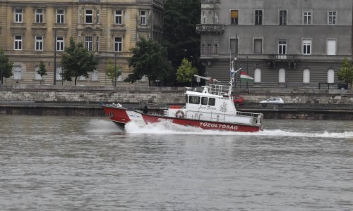[FOTO] U sudaru se prevrnuo turistički brod u Budimpešti, najmanje sedam ljudi poginulo, traga se za nestalima