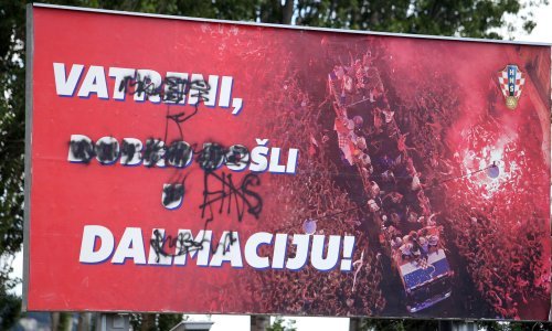 Sramota na ulazu u grad Omiš; evo što je dočekalo hrvatsku nogometnu reprezentaciju