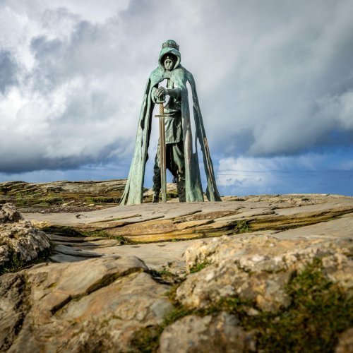 Kip kralja Artura u Tintagelu u Engleskoj kojeg se često povezuje s legendom o mitskom vladaru