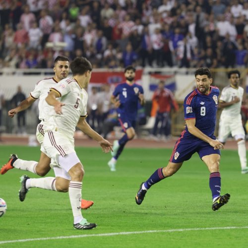 Mateo Kovačić između španjolskih reprezentativaca