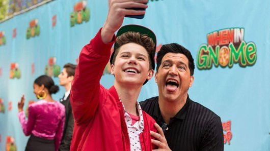 Case Walker kao mlada megazvijezda Chase Dubek i Ken Marino kao Streeter, njegov manager u seriji 'Drugo dvoje'