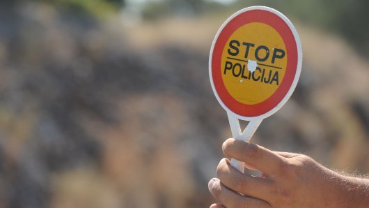 Policajac pokušao zaustaviti pijanog mladića, ovaj krenuo na njega automobilom