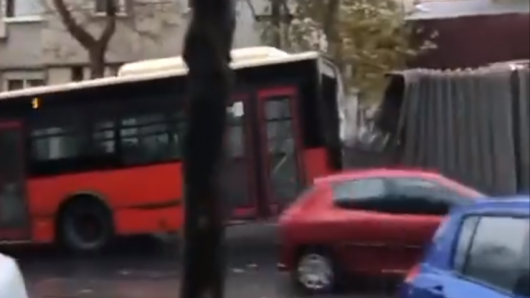 Gradski autobus se tijekom vožnje prepolovio nasred ceste u Beogradu