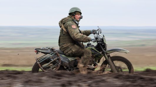 Kao u 'Mad Max-u': Rusi krenuli u ogroman juriš motociklima, Ukrajinci pobijedili
