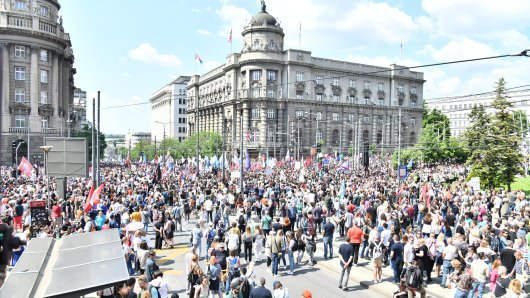 Veliki prosvjed u Beogradu: Policija stala između prosvjednika i 'ćacijevaca'