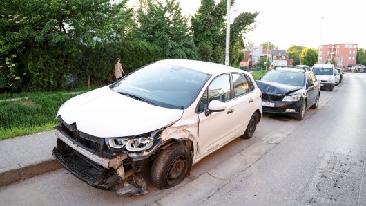 Zabila se u tri parkirana auta pa završila na krovu