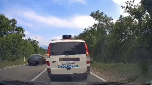 VIDEO: Pretjecao kolonu vozila pa projurio kraj policijskog kombija. Nije dobro prošao