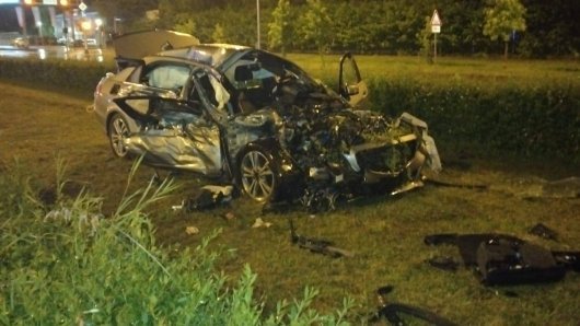 Pogledajte 'krš i lom' s Radničke: Mercedes skršen nakon sudara s tramvajem, četvero u bolnici