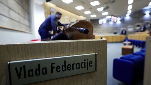 Panika u Parlamentu BiH; u dvoranu upuzala zmija, prekinuta sjednica
