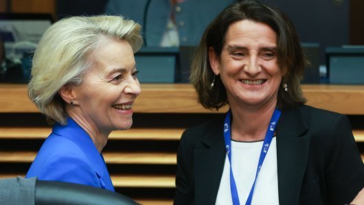 Druga najmoćnija žena u EU pod pritiskom: Izolirana i ugrožena – dokad će izdržati?