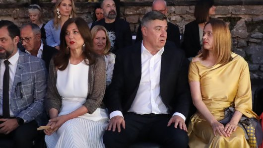 Nisam lud za ravnim sandalama, ali kod Sanje Musić Milanović bile su pun pogodak. Jedino ta vestica…