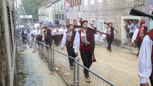 FOTO Nezapamćeni prizori iz Sinja, svi su mokri do kože: Alka odgođena za sljedeću nedjelju