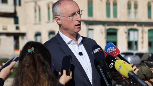 iz 'političke mirovine'