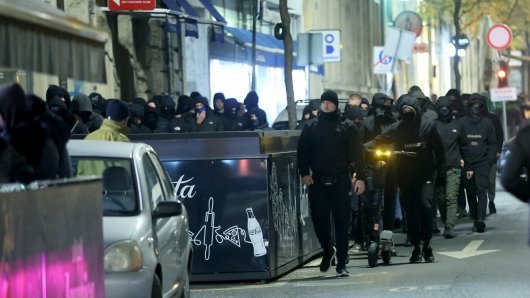 (VIDEO) Ljudi u crnom ispred srpskog centra pljunuli novinarku: Poslušajte što su joj dobacivali