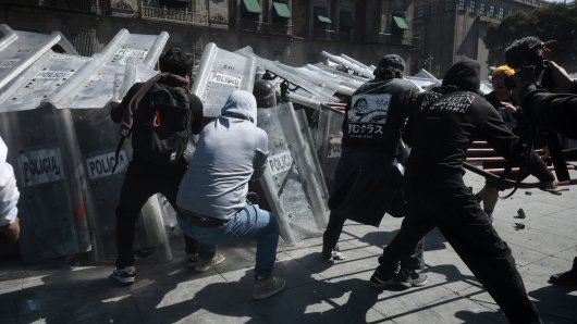 FOTO Mladi se pobunili zbog kriminala, u sukobu ozlijeđeno 100 policajaca, više uhićenih