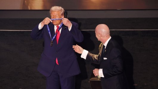 Donald Trump si dodjeljuje FIFA-inu nagradu za mir