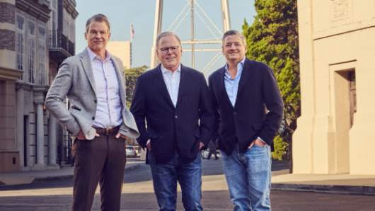 Greg Peters, David Zaslav i Ted Sarandos ispred legendarnog vodotornja s logom Warner Brosa