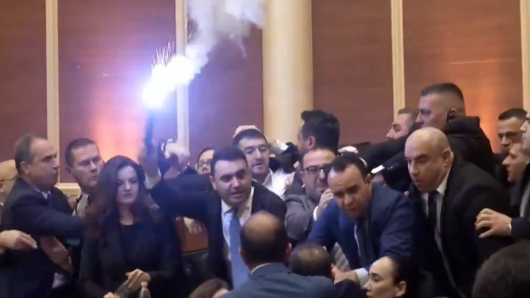 Nevjerojatne scene iz Albanije: Oporba upalila bengalku u parlamentu i tražila ostavku ministrice
