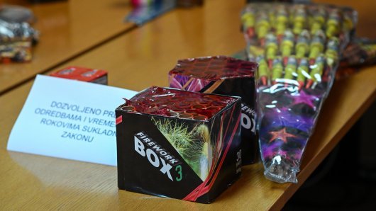 Policija privela muškarca kojemu su u kući pronašli 1353 komada pirotehnike