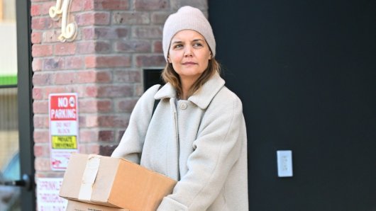 ZNA TO I KATIE HOLMES