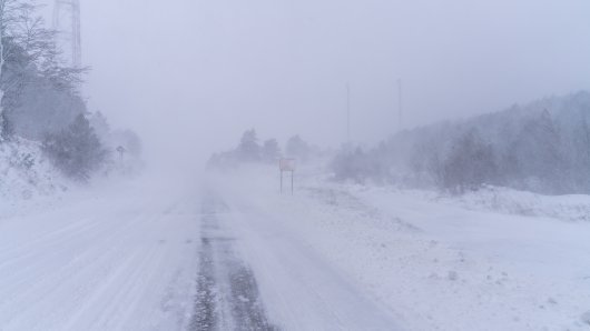 Snijeg na cesti / ilustracija