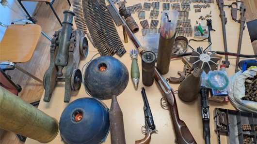 Mladić (19) pao s povećom količinom oružja: Imao je puške, pištolje, bombe...