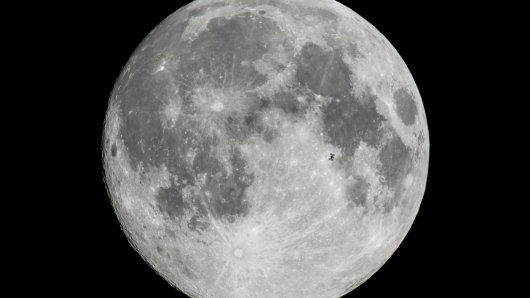 MEDENI MJESEC NA MJESECU