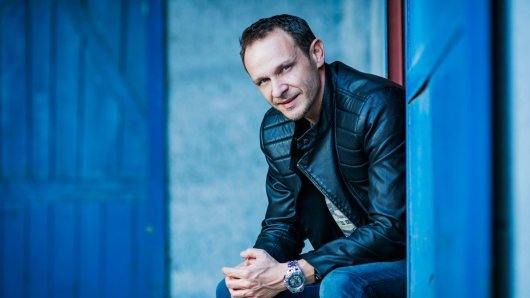 NJEGOV PONOS IZ SJENE