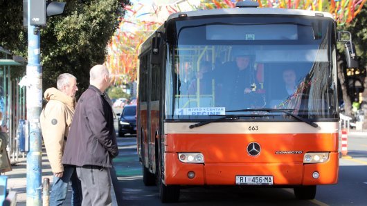 Čupali sjedala, pljuvali i vrijeđali vozača: Srednjoškolci optuženi za divljanje u busu