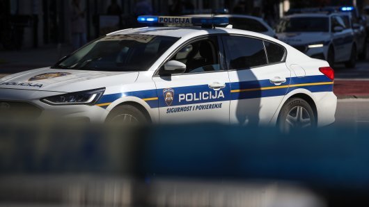 Vozač u bijegu pred policijskim patrolama pokušao pregaziti policajca