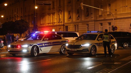 Težak sudar u Zagrebu: Udar je bio dovoljno jak da izbije hidrant, ima ozlijeđenih