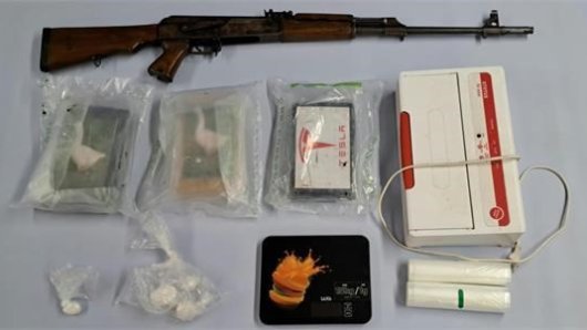 VIDEO Policija mu u kući pronašla više kilograma kokaina i snajper