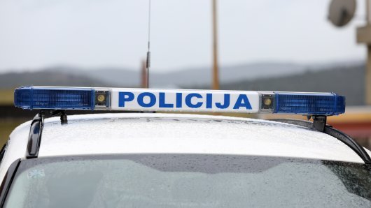Bježao policiji, autom krenuo na policajca pa iz auta bacao sumnjive paketiće
