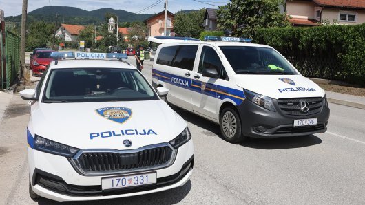 Usred Krapine pucali iz pištolja u svadbenoj koloni i divljali automobilima