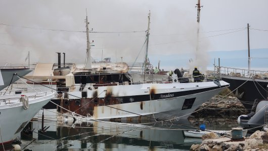 Još se gasi požar broda u Omišu, pazi se da gorivo ne iscuri u more