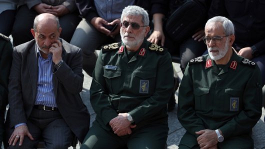 Esmail Kani u sredini