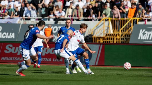 Rokas Pukštas (u bijelom dresu) okružen dinamovcima