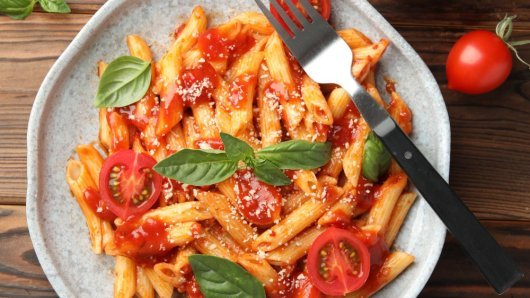 Tjestenina s rajčicama, sirom i pršutom