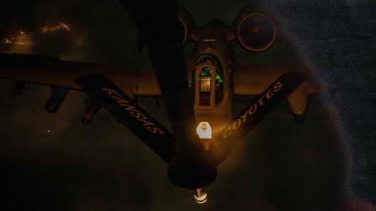 Američki borbeni zrakoplov A-10 Thunderbolt II puni gorivom tijekom operacije Epic Fury